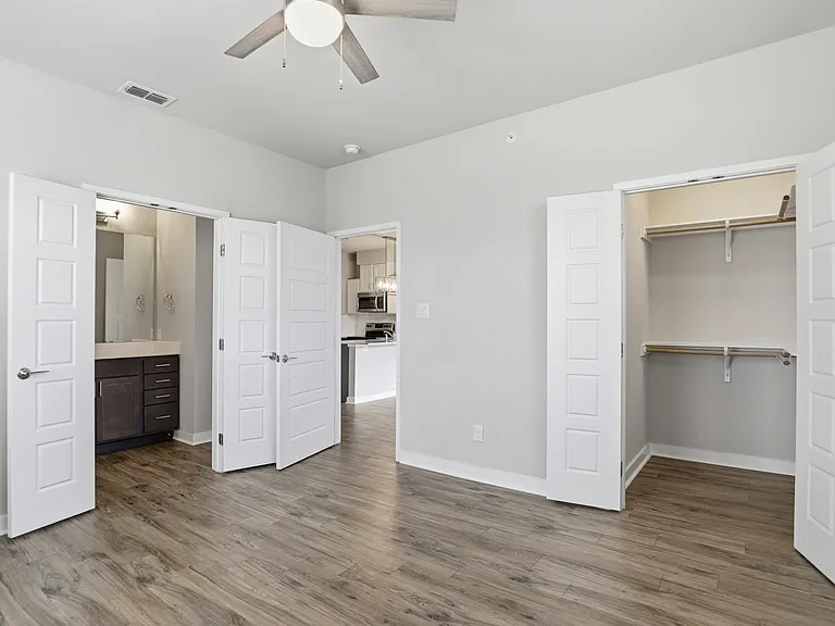 711 S Frio St — Photo 11