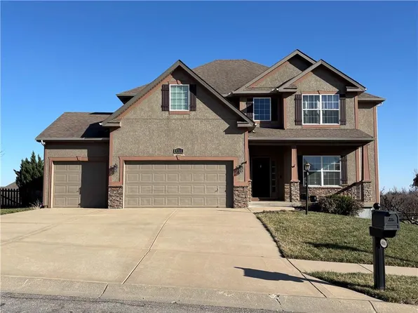4301 Stonegate Dr, Saint Joseph, MO 64505