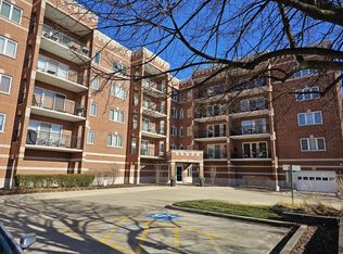 405 W Front St #3-207, Wheaton, IL 60187