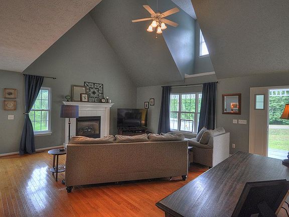 4th image of 1004 Lakeside Ct