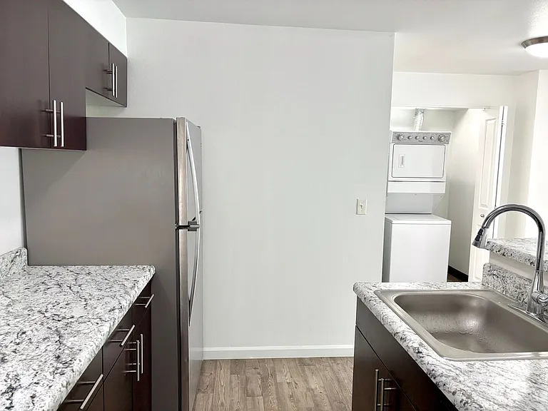 Roseland Apartments — Photo 7