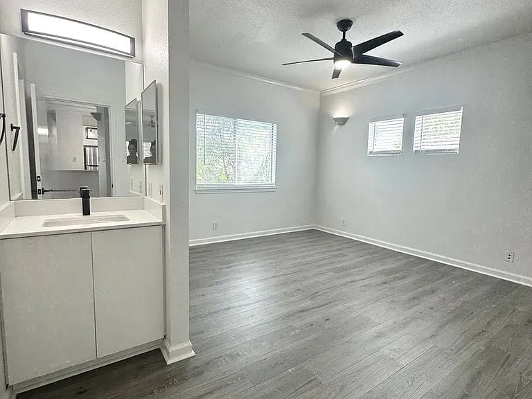 3410 Speedway #B — Photo 20