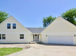 2279 Dakota Dr, Pella, IA 50219