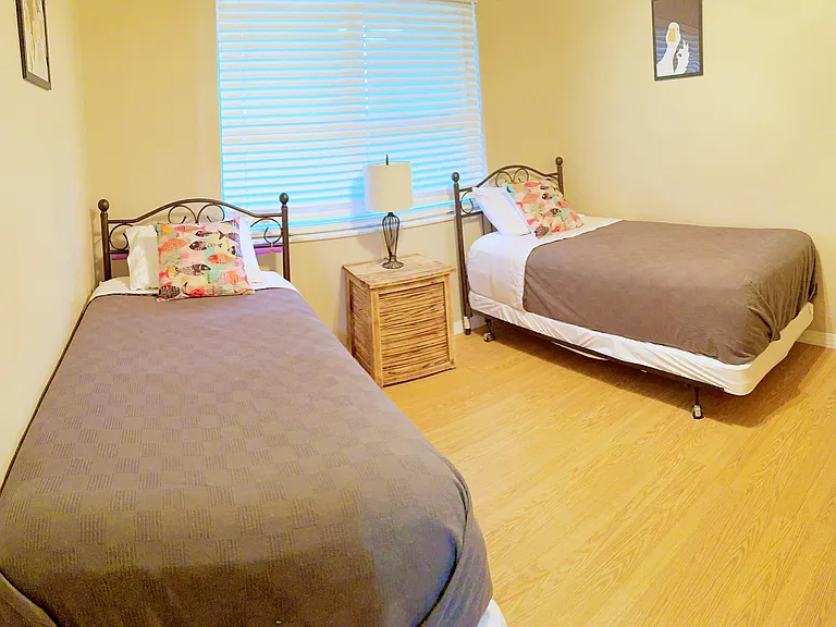 3rd bedroom with 2 twin beds