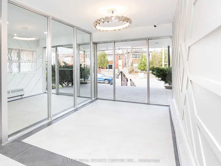 371 Lakeshore Rd W #504 — Photo 2