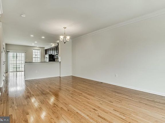 5th image of 22599 Cambridgeport Sq