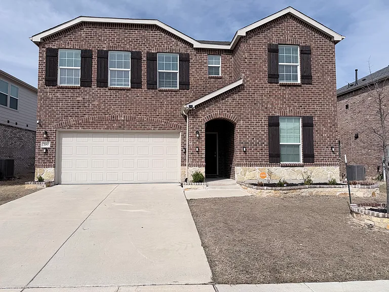700 Goldenrod Ln — Photo 1