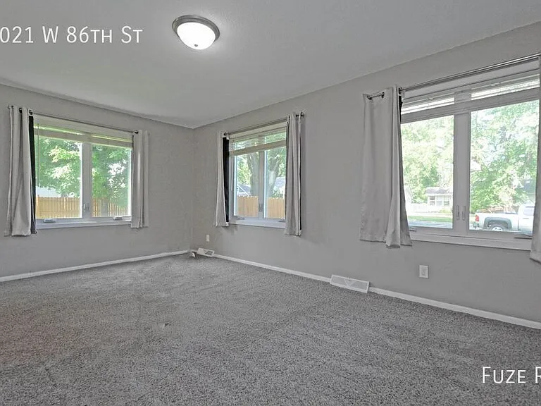1021 W 86th St — Photo 14