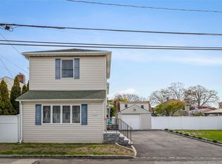 366 S 7th St, Lindenhurst, NY 11757
