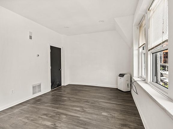 2nd image of 5-4230 Chestnut St #5