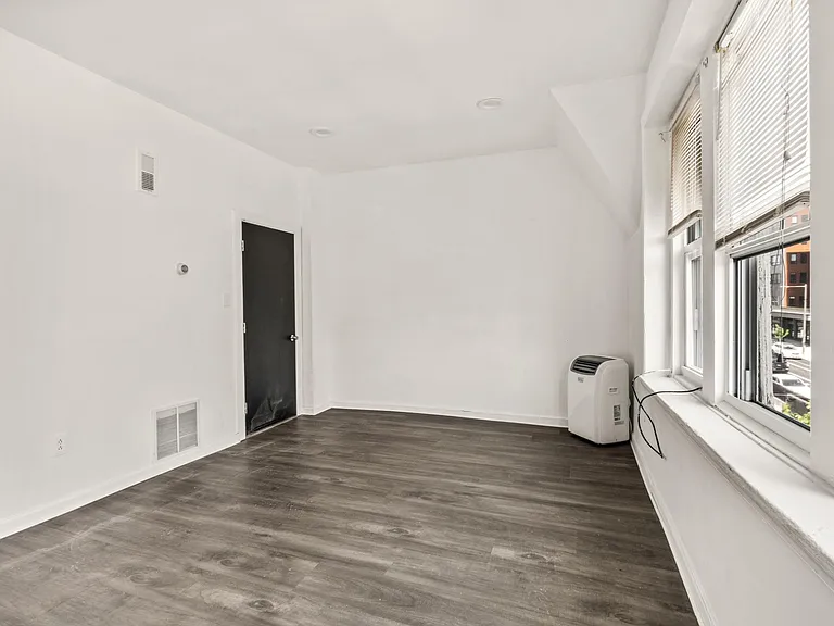 5-4230 Chestnut St #5 — Photo 3