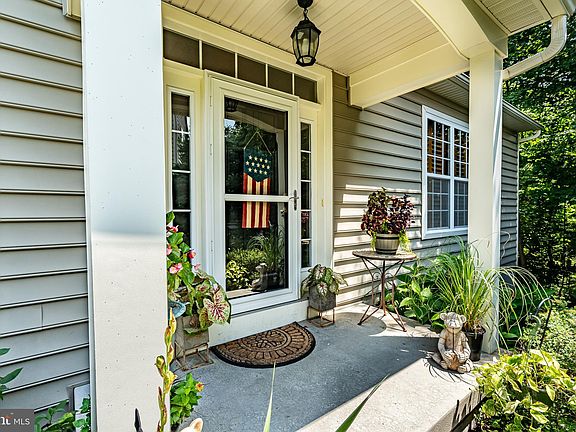 5th image of 282 Deepdale Dr