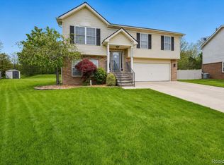 29229 Hunter Ct, Brownstown, MI 48183