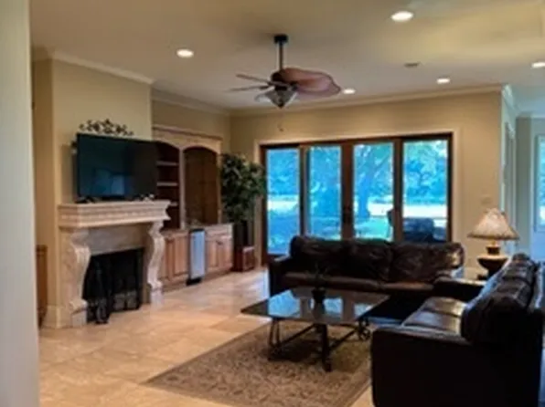 135 Lagoon Dr, Gulf Shores, AL 36542