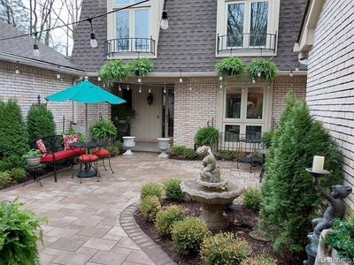 1243 Woodcrest Cir, Bloomfield Hills, MI, 48304