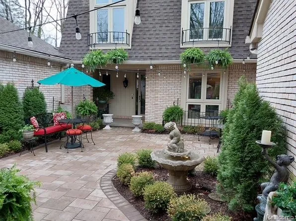 1243 Woodcrest Cir, Bloomfield Hills, MI 48304