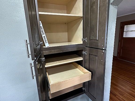 Convenient kitchen pantry