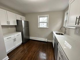 27 Llewellyn Ave, Bloomfield, NJ