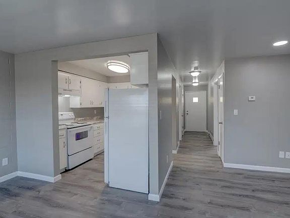 4th image of 970 12th St SE #102