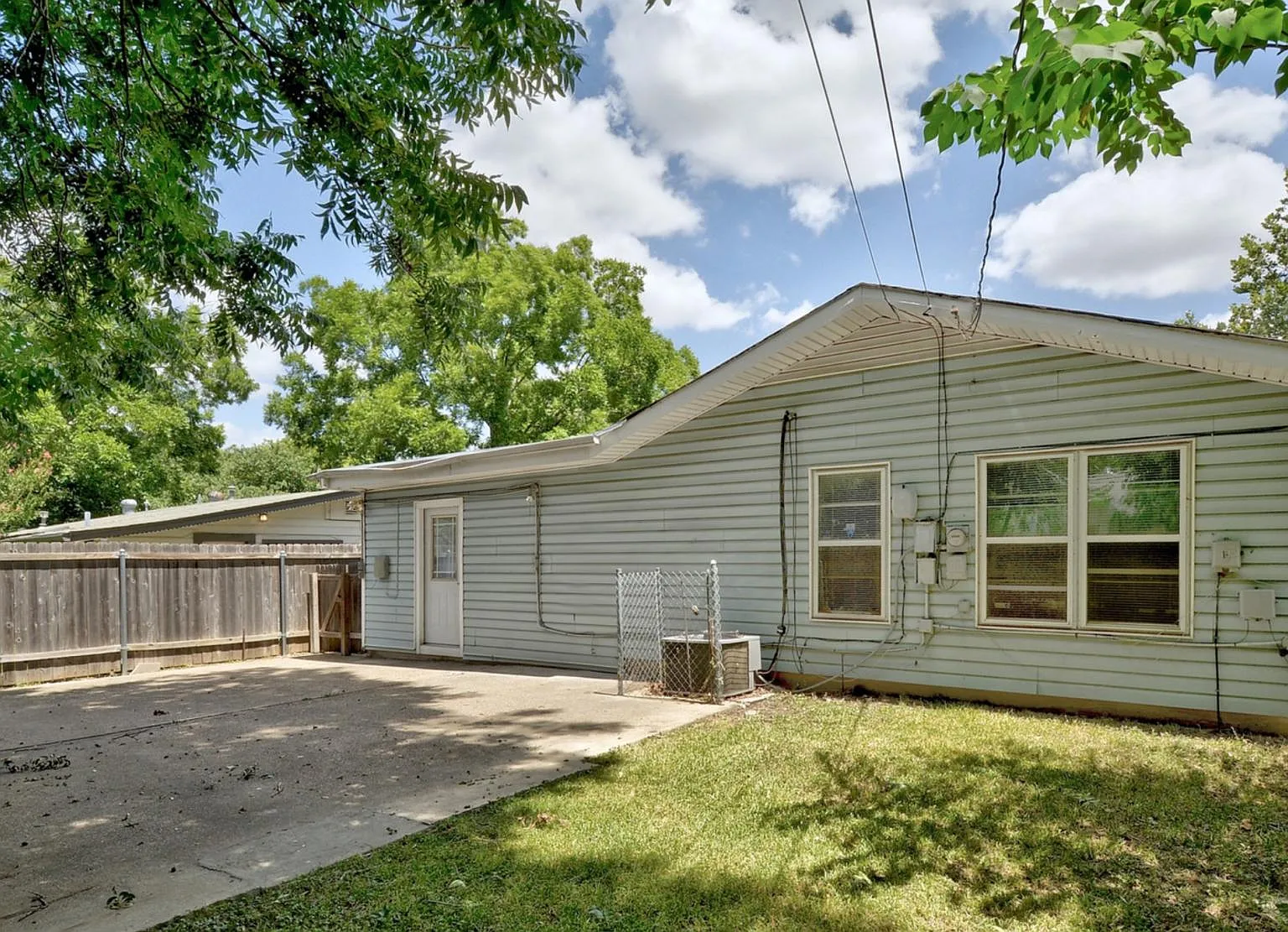 5 bed, 1700 sqft, $2,695 — Photo 2