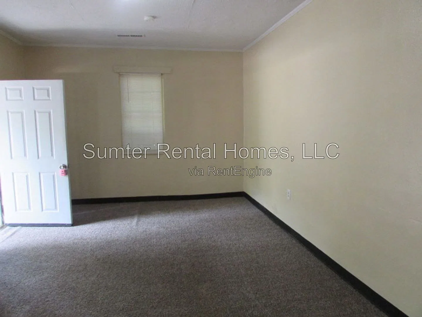 3 bed, 1.0 bath, 990 sqft, $1,050 — Photo 3