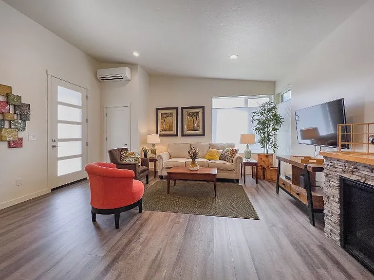 595 Silver Ln — Photo 35