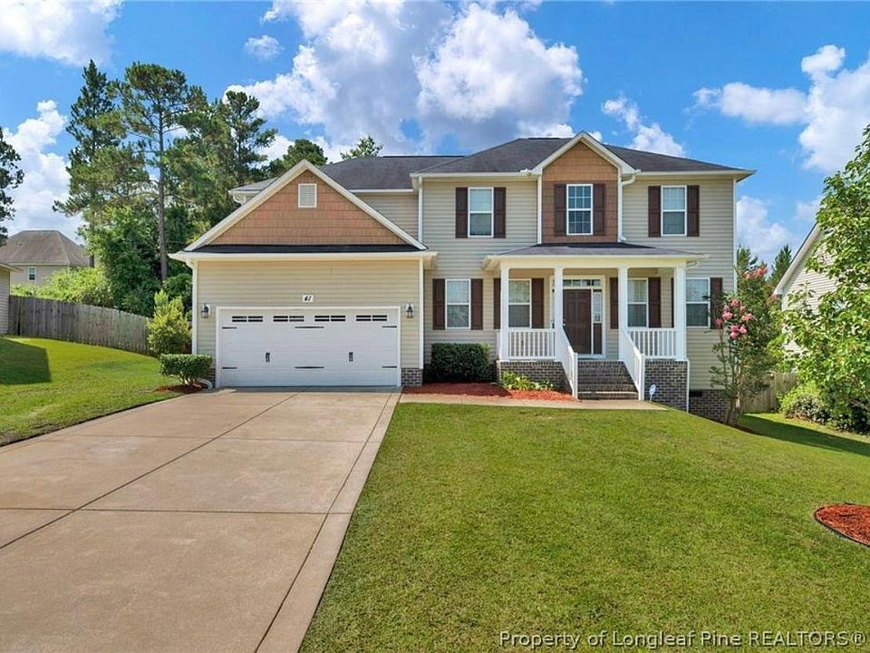 Huge 6-car driveway provides ample parking.