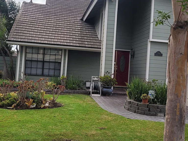17924 Redwood Ave — Photo 2