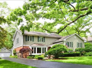 460 Mawman Ave, Lake Bluff, IL 60044