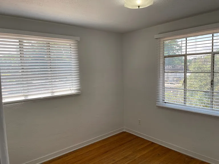 Charming & Totally Updated 1 Bedroom Apartment Downtown — Photo 41