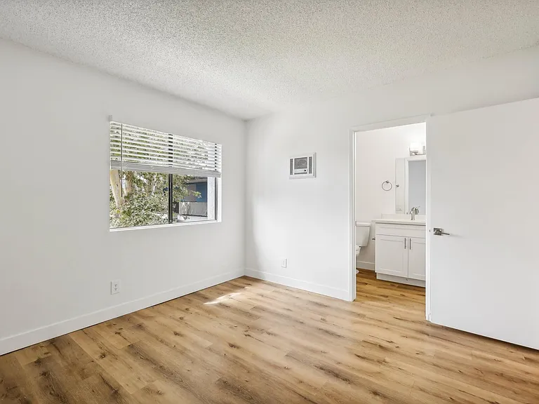 Valle at 9151 Kenwood — Photo 8