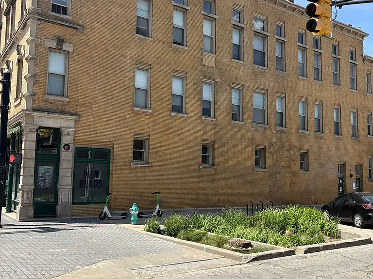1044 Shelby St — Photo 6