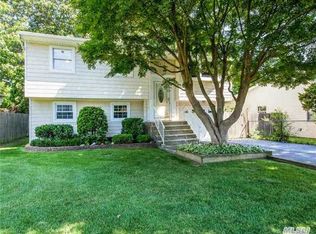 202 W 22nd St, Huntington, NY 11743