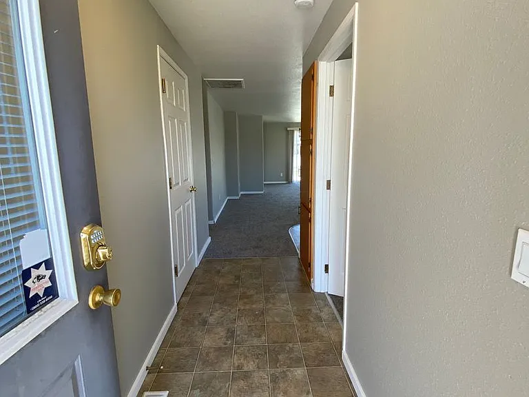 708 Eastgate Dr — Photo 2