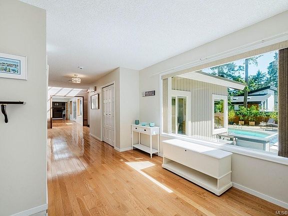 4th image of 2763 Arbutus Rd
