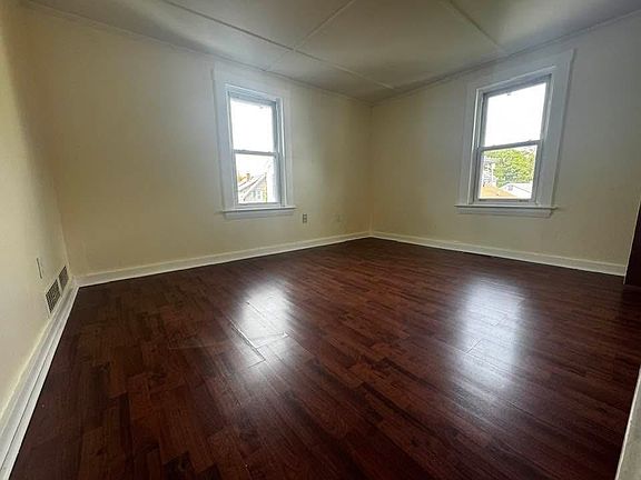 5th image of 14 Pleasant St