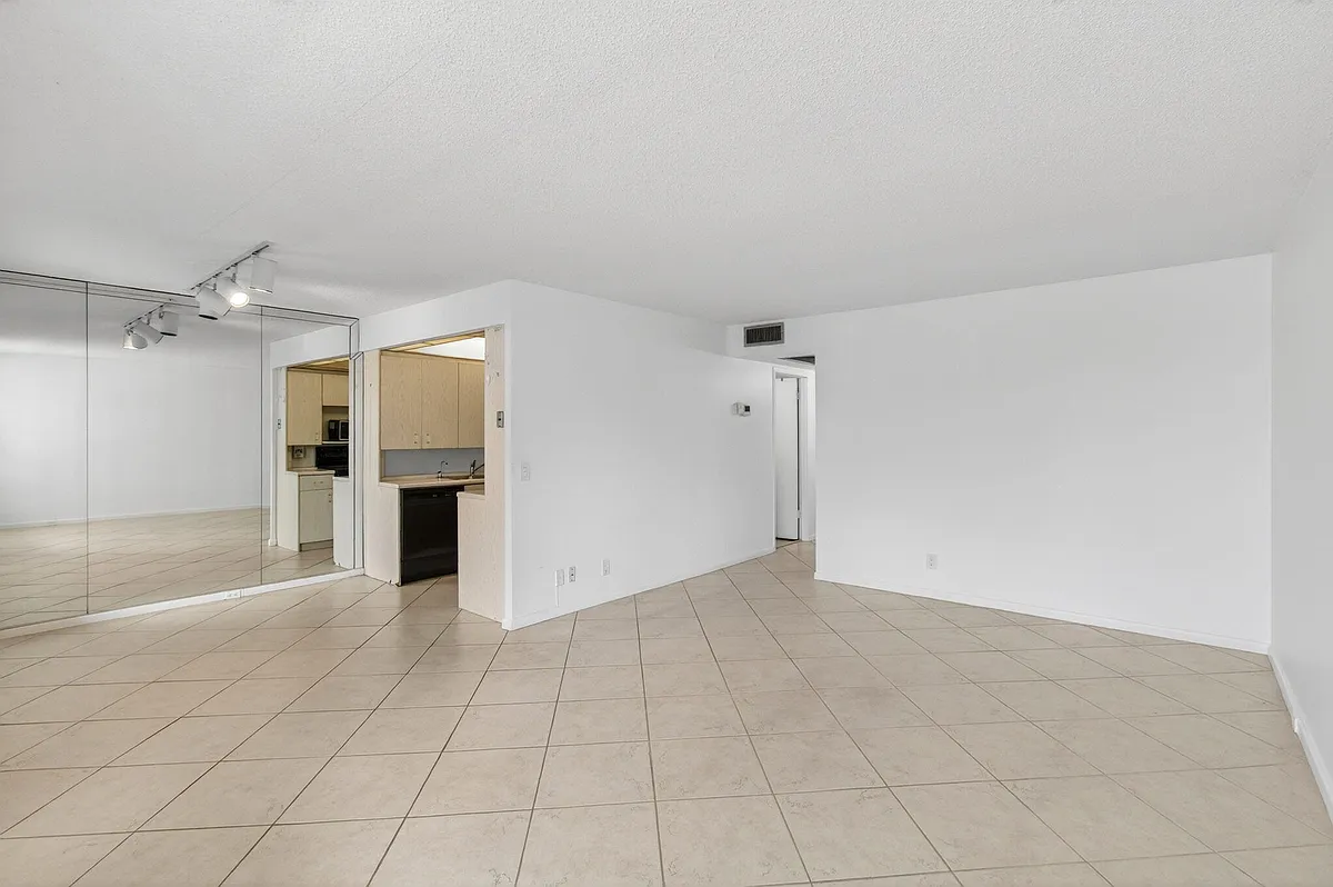 Building Photo - 2027 Exeter Dr #B