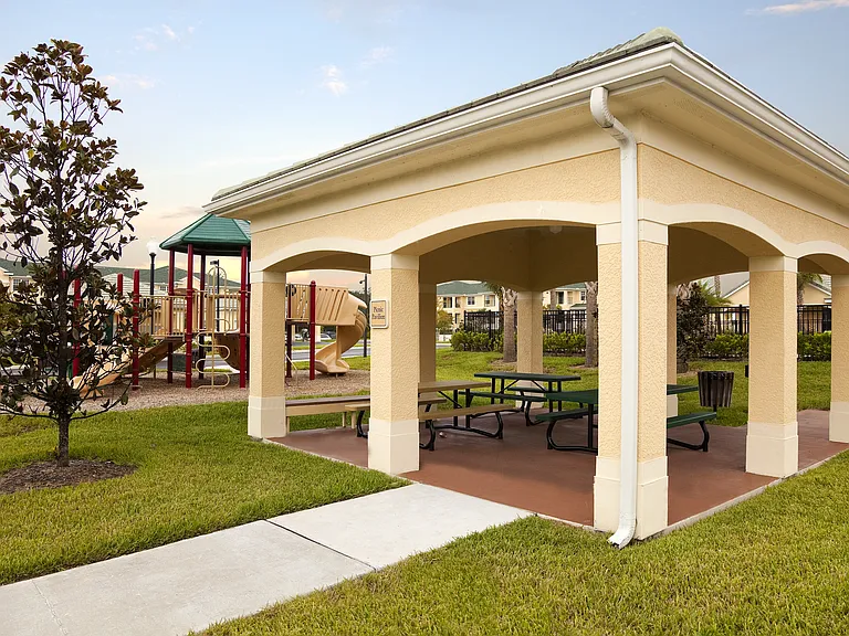 Laurel Oaks — Photo 10