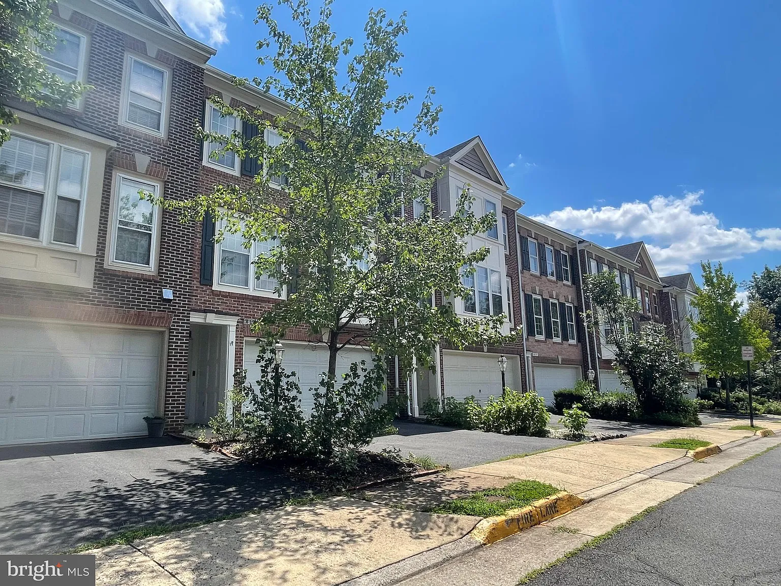 4 bed, 3.5 bath, 1854 sqft, $3,200 — Photo 3