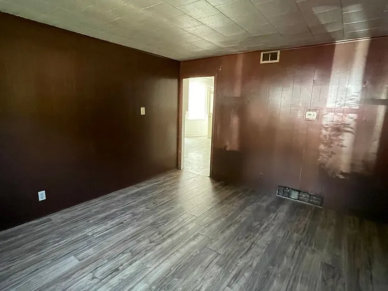 2435 S 9th St — Photo 11