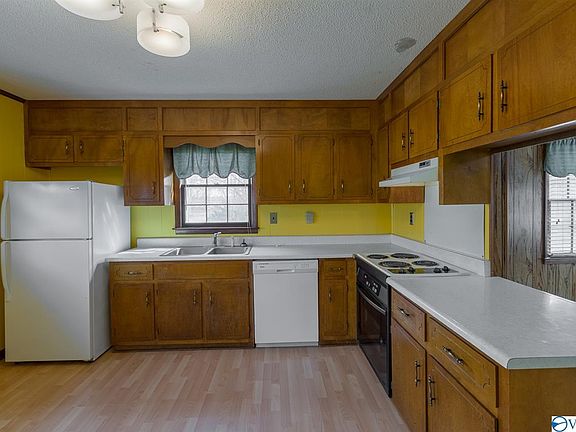 5th image of 15801 Curtis Ln