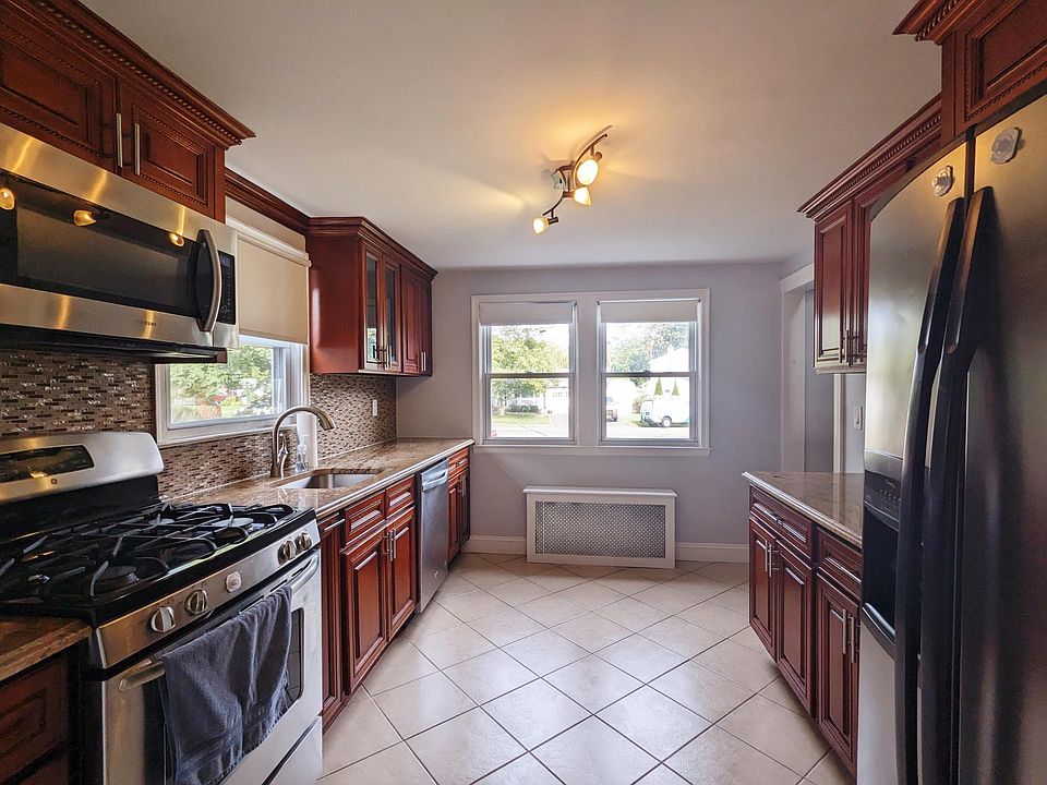 1st image of 17 Carlson Ln