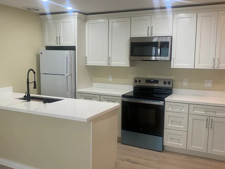 1634 Oxford St #305 — Photo 9