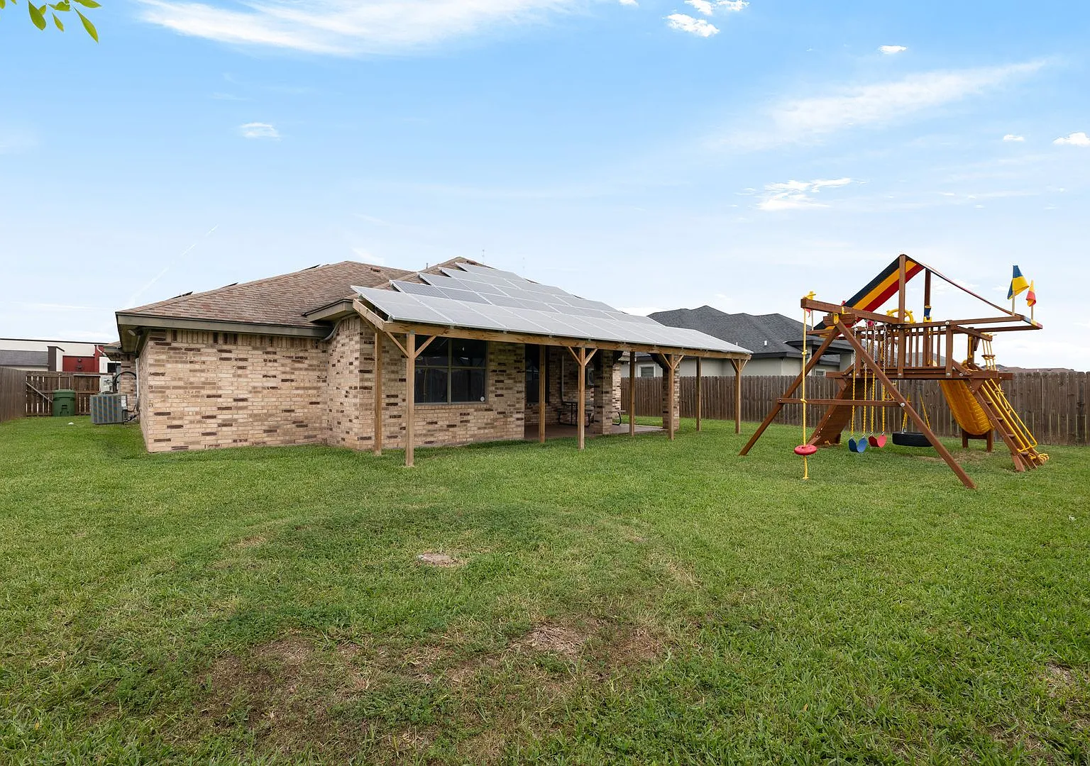 Completely Solar 3bd/2bth Home In Prime Location! — Photo 2
