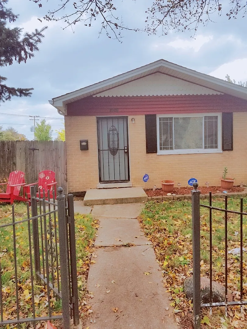 8909 S May St photo 1