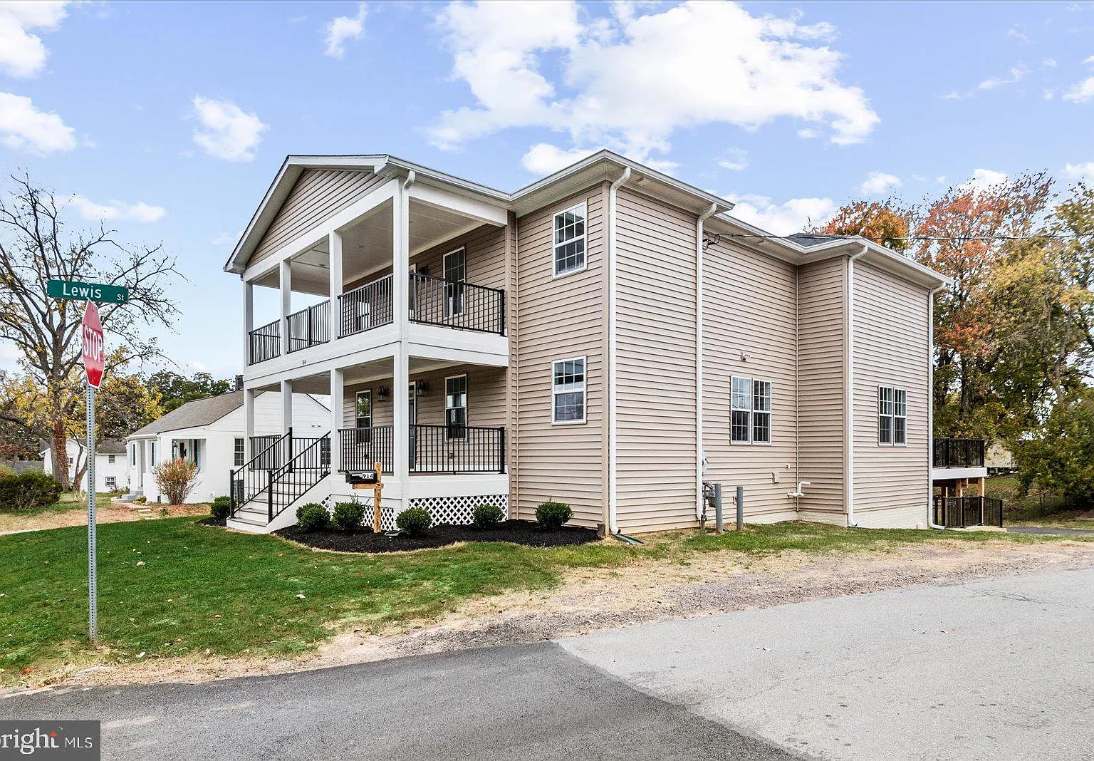 5 bed, 3.5 bath, 3150 sqft, $3,200 — Photo 3