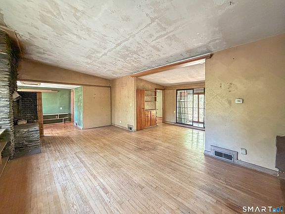 3rd image of 136 Forest Road