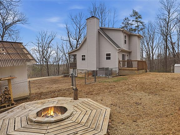 3rd image of 315 Valley Dr