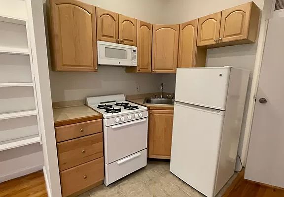 3rd image of 326 E 74th St #Rear7
