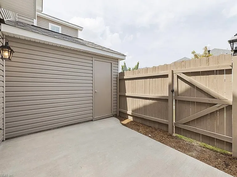 1749 Dresdon Ln — Photo 8